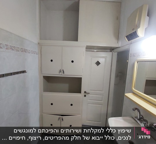 ארון קיר, כיור ודלת בחדר אמבטיה